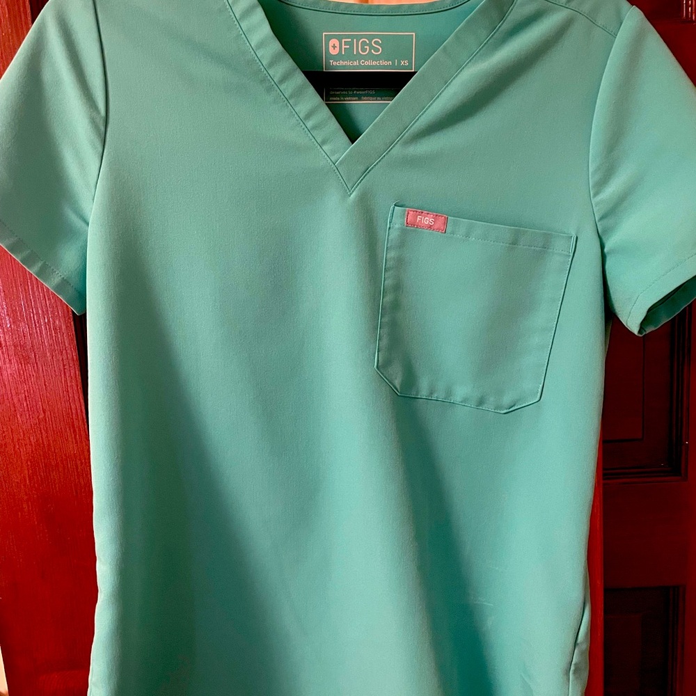 FIGS Zamora Jogger scrub pants and Catarina scrub top in surgical green